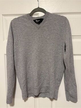 The Commons Men's 100% Cashmere V-Neck Cashmere Sweater in Heather Gray